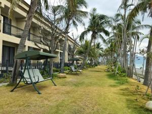枋山鄉的住宿－墾丁茉莉灣海景渡假酒店  ，度假村前的一排椅子和遮阳伞