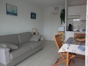 a living room with a couch and a table at Appartement Châtelaillon-Plage, 2 pièces, 4 personnes - FR-1-706-12 in Châtelaillon-Plage