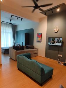 uma sala de estar com um sofá e uma ventoinha de tecto em Kuantan Homestay by WyattHomes em Kuantan