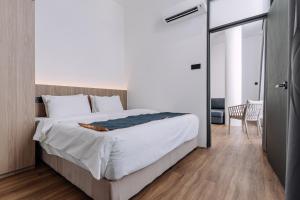 Postel nebo postele na pokoji v ubytování Impiana by Roxy Hotel