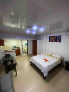 une chambre avec un lit et un bureau dans l'établissement Apartaestudio privado con aire cerca Aeropuerto, à Cali