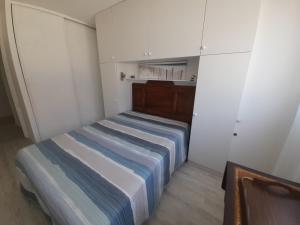 una piccola camera con un letto in una stanza di Appartement Arcachon, 2 pièces, 4 personnes - FR-1-319-510 ad Arcachon