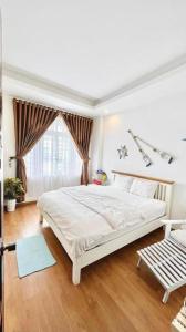 Ένα ή περισσότερα κρεβάτια σε δωμάτιο στο Nha Cua Tao Homestay Quy Nhon - Venuestay