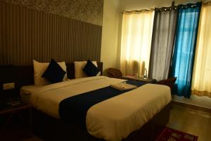 1 dormitorio con 1 cama grande en una habitación en Namastexplorer Rishikesh en Rishīkesh