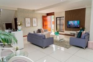 Una televisión o centro de entretenimiento en Triunfo Guest House