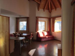 Ein Sitzbereich in der Unterkunft Hotel Apart Alpenschlössl
