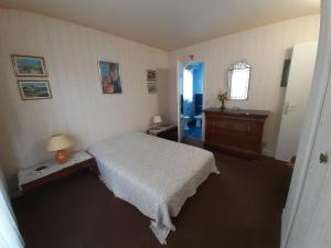 ein Schlafzimmer mit einem Bett, einer Kommode und einem Fenster in der Unterkunft Appartement Trouville-sur-Mer, 3 pièces, 6 personnes - FR-1-712-68 in Trouville-sur-Mer