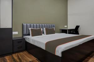 1 cama grande con 2 almohadas encima en Hotel Grey Stone, en Méribel Village