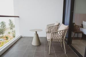 ein Esszimmer mit einem Tisch und Stühlen in der Unterkunft Roxy Beach Apartment in Sematan