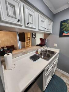 Kitchen o kitchenette sa Blue Shark *E2* @ Midtown 1BR King Suite