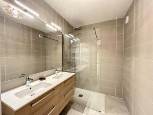 een badkamer met een wastafel en een douche bij Appartement Combloux, 4 pièces, 6 personnes - FR-1-560-115 in Combloux