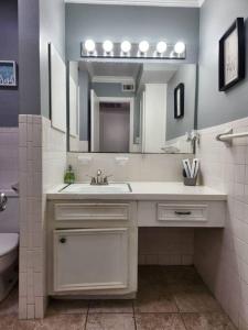 Bathroom sa Blue Shark *E2* @ Midtown 1BR King Suite