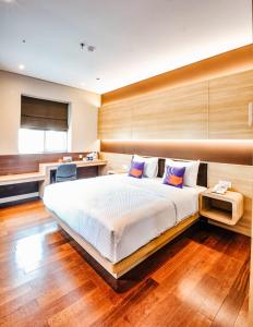 Letto o letti in una camera di FOX Lite Grogol Jakarta