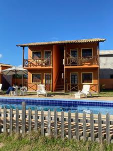 una casa con piscina frente a ella en Águas de Sauípe en Porto de Sauipe