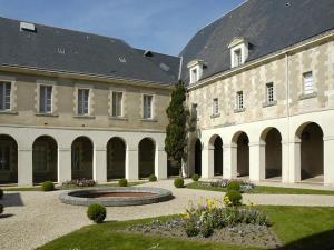 レ・サ​​ーブル・ドロンヌにあるMaison Les Sables-d'Olonne, 3 pièces, 4 personnes - FR-1-92-663の噴水のある中庭付きの大きな建物