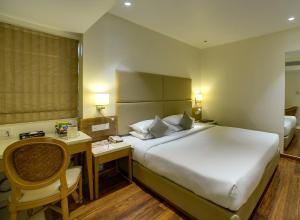 Postel nebo postele na pokoji v ubytování Ramee Guestline Hotel Khar