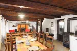 - une salle à manger avec une table et des chaises en bois dans l'établissement Rustico al Platano 1 and Rustico al Platano 2 - Happy Rentals, à Frasco