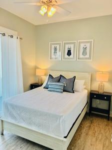 Katil atau katil-katil dalam bilik di 2 Bedroom Dog Friendly Cottage with Bunks, Sleeps 10, Heated Outdoor Pool, Walk to Beach