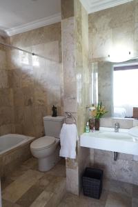 Guildwood Villa Bali的一间浴室