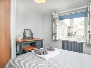 a bedroom with a bed and a window at 6 Camelside in Wadebridge