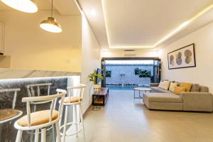 Ruang duduk di Villa Paddies - Charming 2 BR Canggu with Aircon Living High Speed Wi-Fi