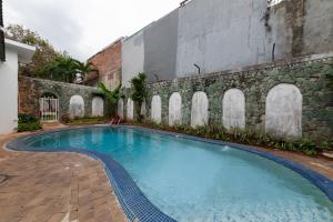 uma piscina em frente a um edifício em Urbanview Hotel De Breeze Kemang Jakarta by RedDoorz em Jakarta