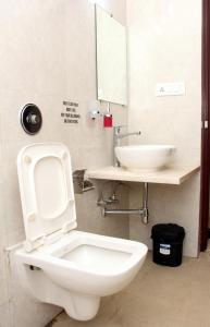 a bathroom with a toilet and a sink at Visao in Old Goa
