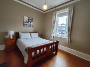 Postel nebo postele na pokoji v ubytování Campbell St Cottage, Hobart CBD