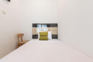 Postel nebo postele na pokoji v ubytování Urbanview Hotel De Breeze Kemang Jakarta by RedDoorz