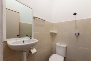 Koupelna v ubytování Urbanview Hotel De Breeze Kemang Jakarta by RedDoorz