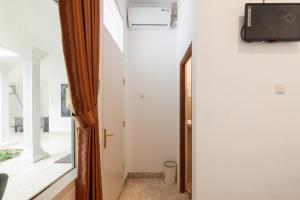 TV a/nebo společenská místnost v ubytování Urbanview Hotel De Breeze Kemang Jakarta by RedDoorz