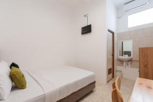 Postel nebo postele na pokoji v ubytování Urbanview Hotel De Breeze Kemang Jakarta by RedDoorz
