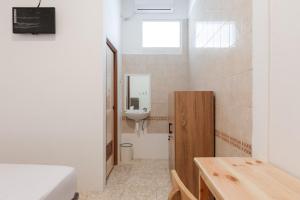 Koupelna v ubytování Urbanview Hotel De Breeze Kemang Jakarta by RedDoorz