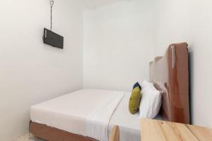 Postel nebo postele na pokoji v ubytování Urbanview Hotel De Breeze Kemang Jakarta by RedDoorz