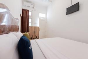 TV a/nebo společenská místnost v ubytování Urbanview Hotel De Breeze Kemang Jakarta by RedDoorz
