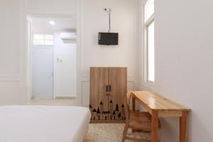 Postel nebo postele na pokoji v ubytování Urbanview Hotel De Breeze Kemang Jakarta by RedDoorz