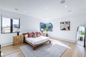Habitación blanca con cama y algunas ventanas en The Penmar Retreat - Luxurious resort-style oasis, en Los Ángeles