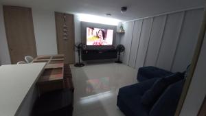TV a/nebo společenská místnost v ubytování Apartamento en Ricaurte para descansar y disfrutar