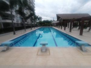 Swimmingpoolen hos eller tæt på Apartamento en Ricaurte para descansar y disfrutar