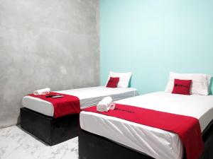 Säng eller sängar i ett rum på RedDoorz Syariah near Exit Tol Bojong Pekalongan