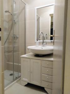 ein Bad mit einem Waschbecken und einer Dusche in der Unterkunft Apartman Victoria in Gradac