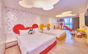 two beds in a childrens bedroom with hearts on the wall at Grand Bay Resort Hotel in Hengchun