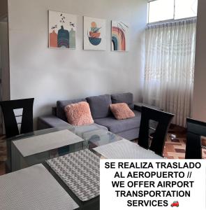 - un salon avec un canapé et une table dans l'établissement MODERN HOUSE full apartment-planta baja, à Lima