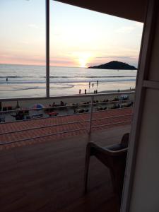カナコナにあるRoyal Castle Resort palolem, canaconaのバルコニーからビーチの夕日の景色を望めます。