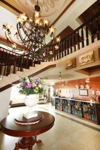 um quarto amplo com uma mesa e um lustre em Kenting Moli Bay Seaview Resort Hotel em Shizi