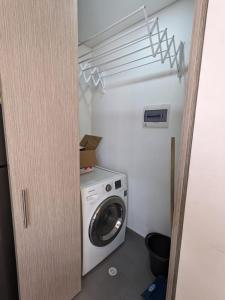 a washer and dryer in a small room at Panorama central in Bogotá +6 photos