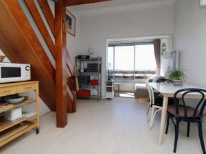 sala de estar con mesa y microondas en Appartement Saint-Cyprien, 2 pièces, 4 personnes - FR-1-309-313, en Saint-Cyprien