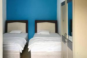 Tempat tidur dalam kamar di Algira Guest House Syariah Bogor Redpartner