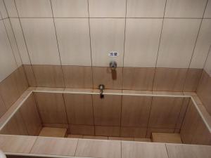 een douche met een bad met een bad met een bad bij Jinhua Cold Spring Hotel in Suao