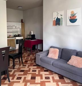 - un salon avec un canapé et une table dans l'établissement MODERN HOUSE full apartment-planta baja, à Lima